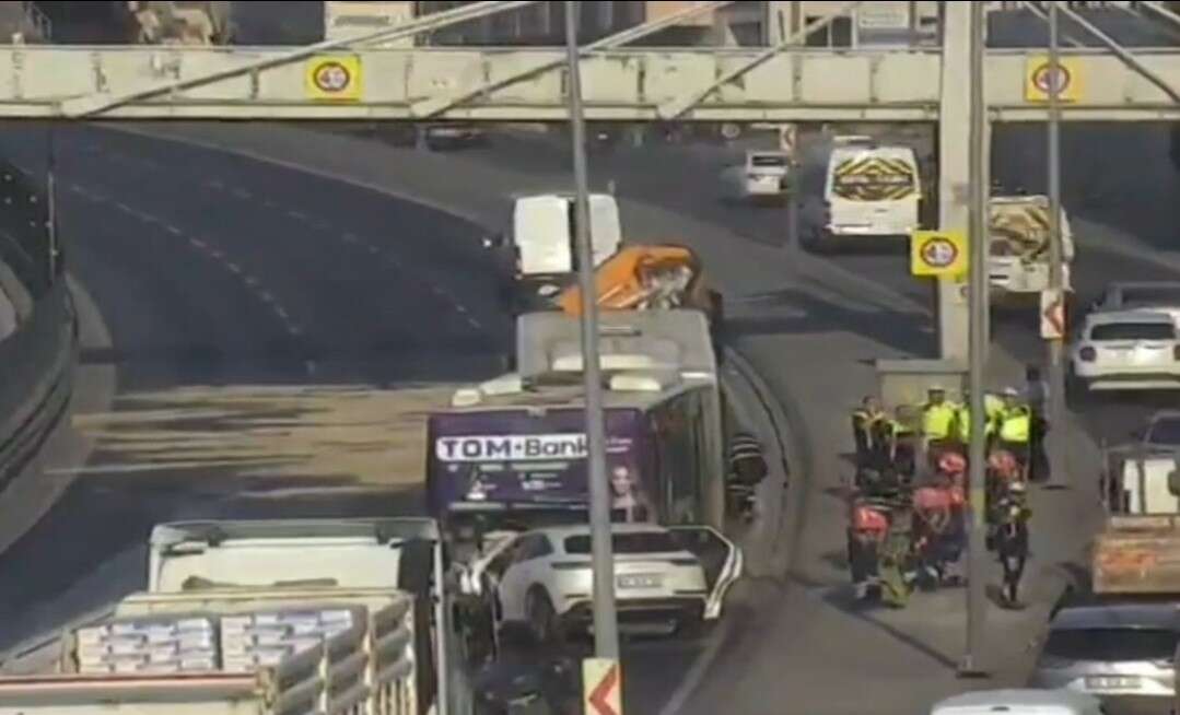 Otomobil, otobüse arkadan çarptı! 3 kişi öldü 1